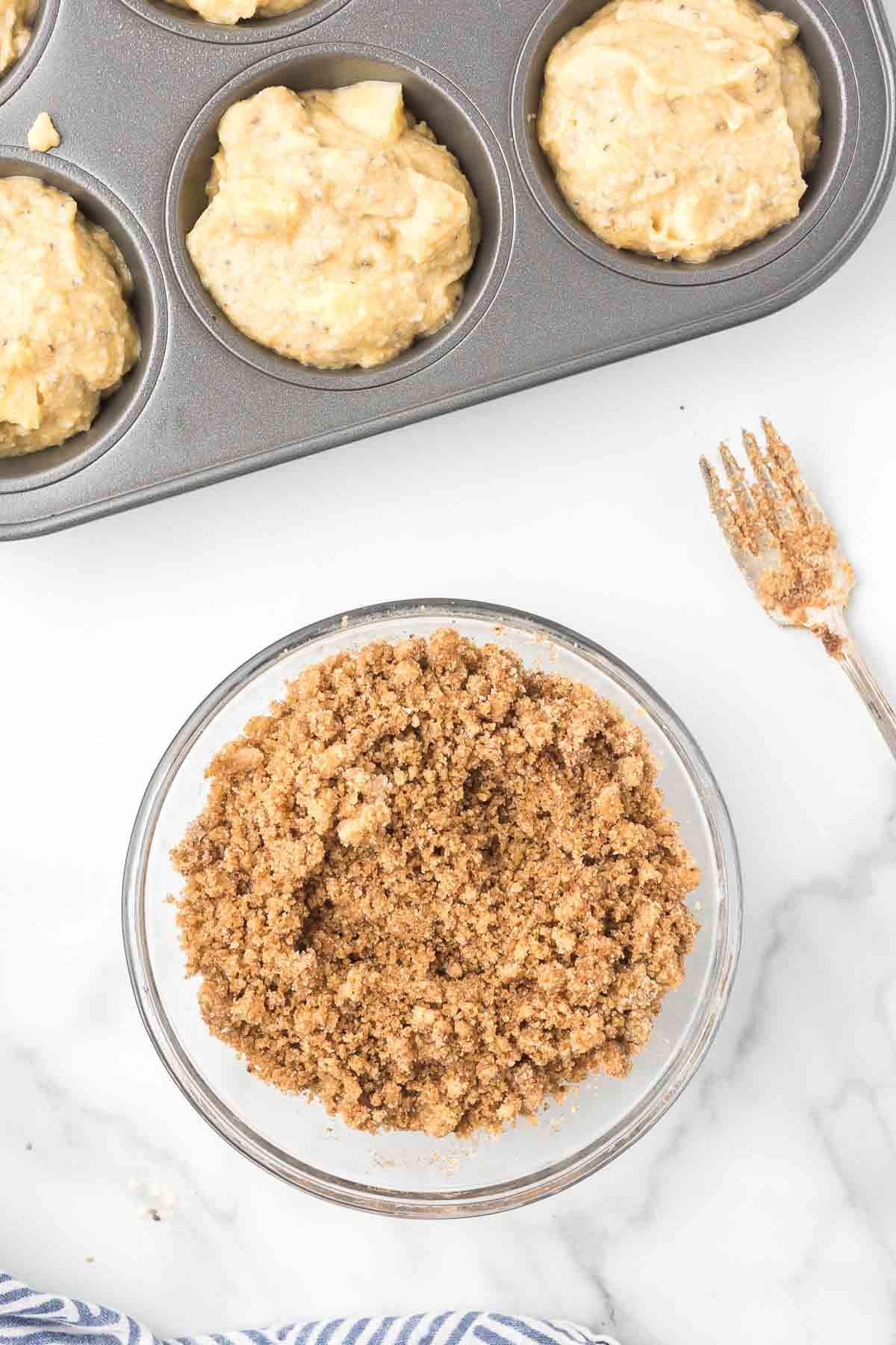 Soft & Moist Cinnamon Apple Crumble Muffins - fANNEtastic food